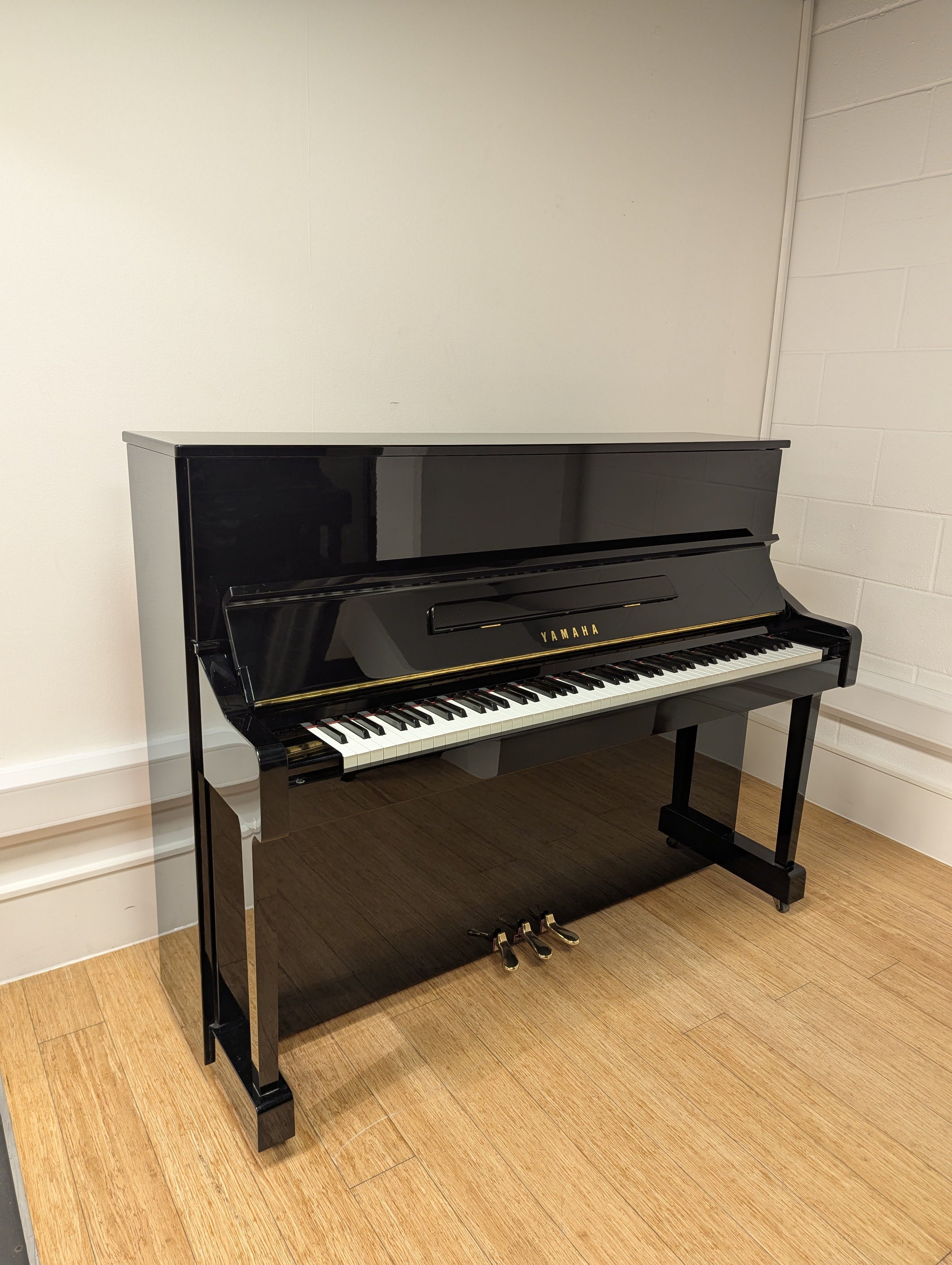 Pre-Owned Yamaha YM11 Upright Piano