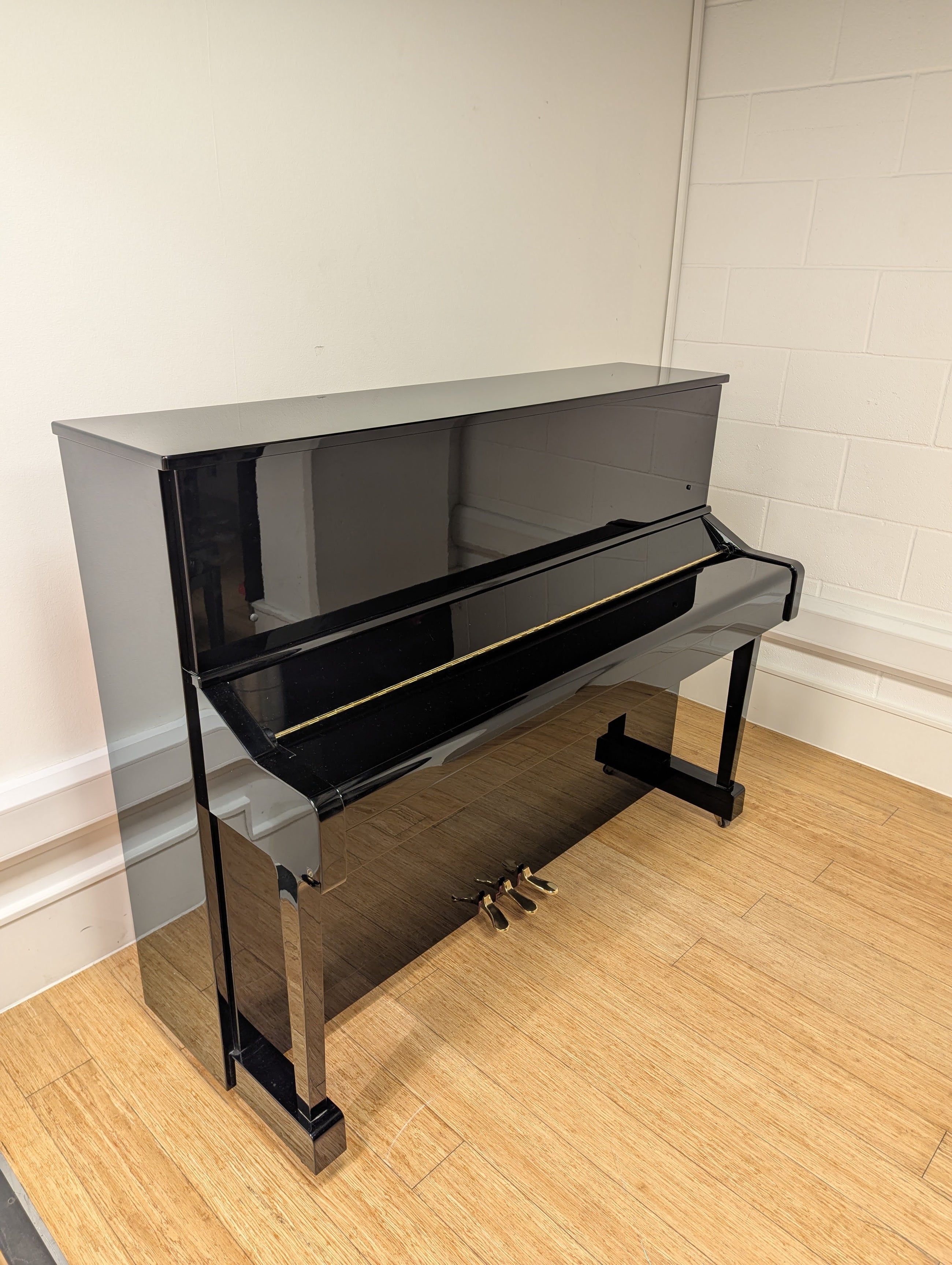 Pre-Owned Yamaha YM11 Upright Piano